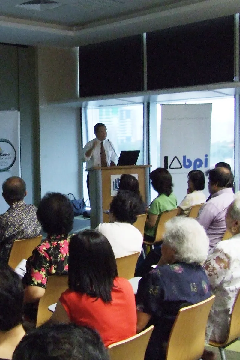 Guest speaker Dr. Lee Chee Wee (李志伟) addressing the audience at an IABPI health seminar.